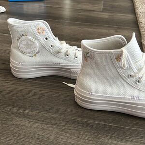Converse Chuck Taylor All Star
Lift Embroidered Platform Sneaker, size 7.5